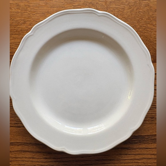 J&G Meakin Royal Staffordshire Heirloom Ironstone White set of 2 Plates ~10.5 in - Picture 2 of 16